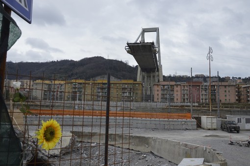 Demolizione ponte Morandi: discesa della quinta parte dell'impalcato