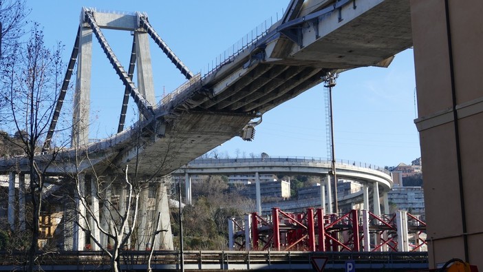 Proseguono le operazioni per l'abbassamento del quarto impalcato tampone di ponte Morandi