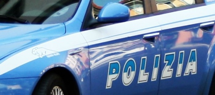 Genova, si rivolta contro i poliziotti: lo immobilizzano con lo spray al peperoncino