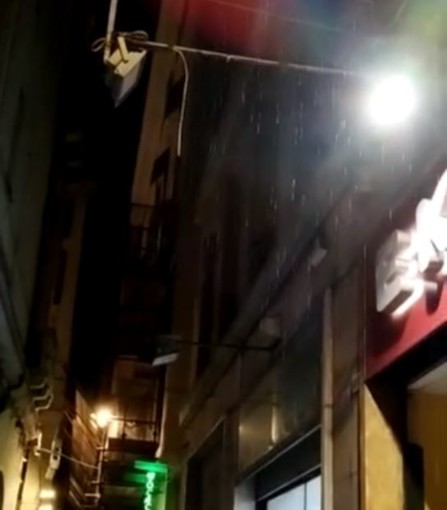 Via San Luca, lo strano fenomeno della pioggia che scende nel raggio di pochi metri (Video) Via San Luca, lo strano fenomeno della pioggia che scende nel raggio di pochi metri (Video)