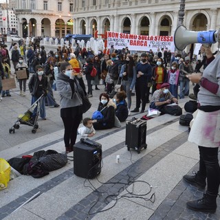 Pandemia, restrizioni, e politiche anti-crisi: Genova torna a protestare in De Ferrari (VIDEO e FOTO)