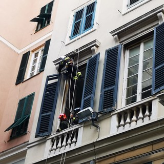 Vento forte a Genova: i pompieri in azione in via San Lorenzo per rimuovere una persiana pericolante (VIDEO)