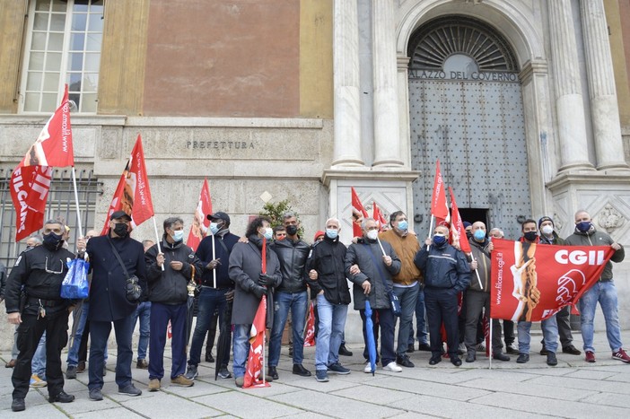 Guardie giurate e operatori fiduciari chiedono il rinnovo del contratto: presidio di fronte alla Prefettura (VIDEO)