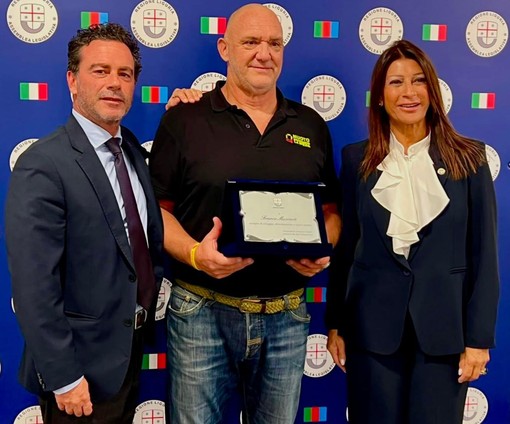 Attraversa a nuoto la Manica in meno di 14 ore, la Regione premia lo spezzino Franco Muscarà
