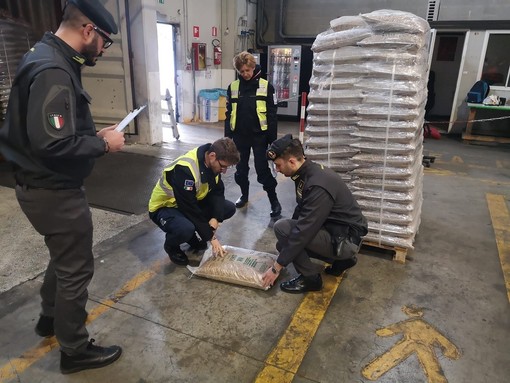 Oltre 120 tonnellate di pellet sequestrate in porto donate in beneficienza per RSA e famiglie in difficoltà Oltre 120 tonnellate di pellet sequestrate in porto donate in beneficienza per RSA e famiglie in difficoltà