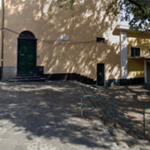 Piazza Rosmini, rampa per disabili tra rinvii e stop: per il Municipio è "temporaneamente posticipata", per il Comune "non è necessario intervenire"