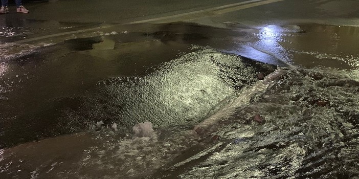 Nella notte l'esplosione di un tubo dell'acqua ha fatto sprofondare l'asfalto in piazza Tommaseo