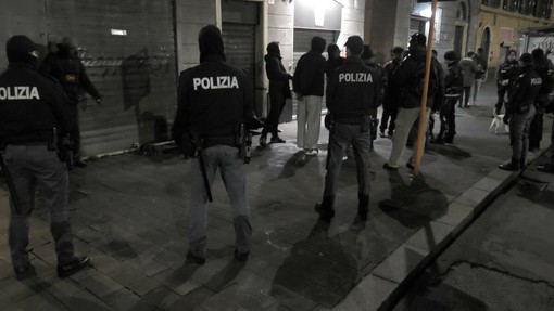 Blitz notturno nel Centro Storico: raffica di sanzioni ai minimarket e un arresto per tentata rapina