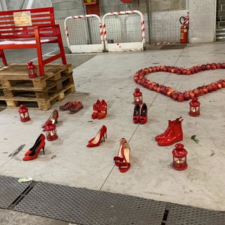 Mercato Ortofrutticolo di Genova: una panchina e un grande cuore di mele rosse al Mercato per dire no alla violenza sulle donne
