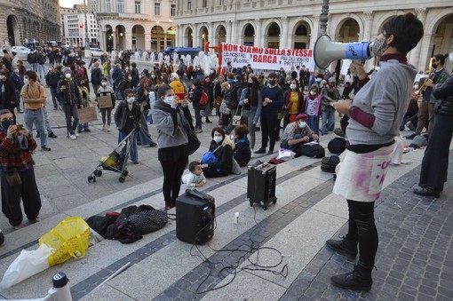 Pandemia, restrizioni, e politiche anti-crisi: Genova torna a protestare in De Ferrari (VIDEO e FOTO)