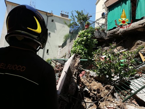 Crolla muro perimetrale di un giardino, vigili del fuoco in azione a Quarto