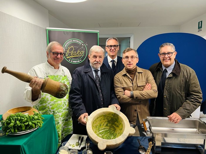 A Marassi dopo il Tamigi: il “pesto tour” continua tra slogan e ironia A Marassi dopo il Tamigi: il “pesto tour” continua tra slogan e ironia