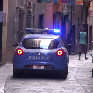 Ruba in alcuni chioschi e si scaglia sugli agenti: arrestato un giovane con diversi precedenti