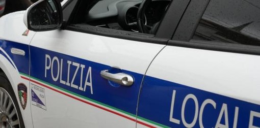 Sampierdarena, quarantenne perde il controllo dell'auto e abbatte un palo della luce Sampierdarena, quarantenne perde il controllo dell'auto e abbatte un palo della luce