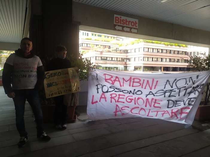 Sanità, i genitori dei bambini disabili tornano in piazza: "Ci sono famiglie che devono scegliere se mangiare o curare i propri figli (FOTO e VIDEO) Sanità, i genitori dei bambini disabili tornano in piazza: "Ci sono famiglie che devono scegliere se mangiare o curare i propri figli (FOTO e VIDEO)