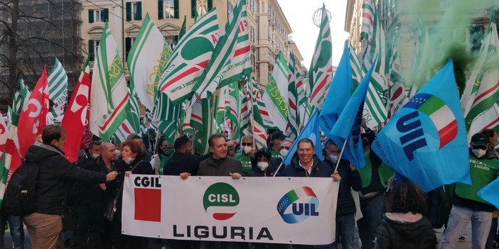 Pensioni, fisco e lavoro, a Genova il corteo dei sindacati: &quot;I soldi della manovra vadano ai lavoratori&quot; (FOTO E VIDEO)