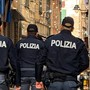 Blitz della polizia all’alba nei vicoli di Prè: denunciato un 35enne, espulsioni e 50 persone identificate Blitz della polizia all’alba nei vicoli di Prè: denunciato un 35enne, espulsioni e 50 persone identificate