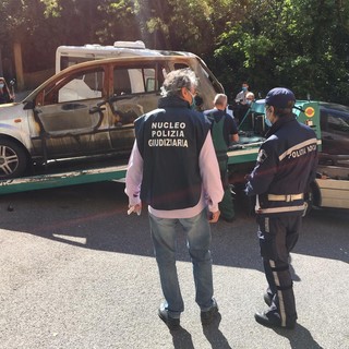 Maxioperazione della polizia locale di Genova contro le auto abbandonate [FOTO]