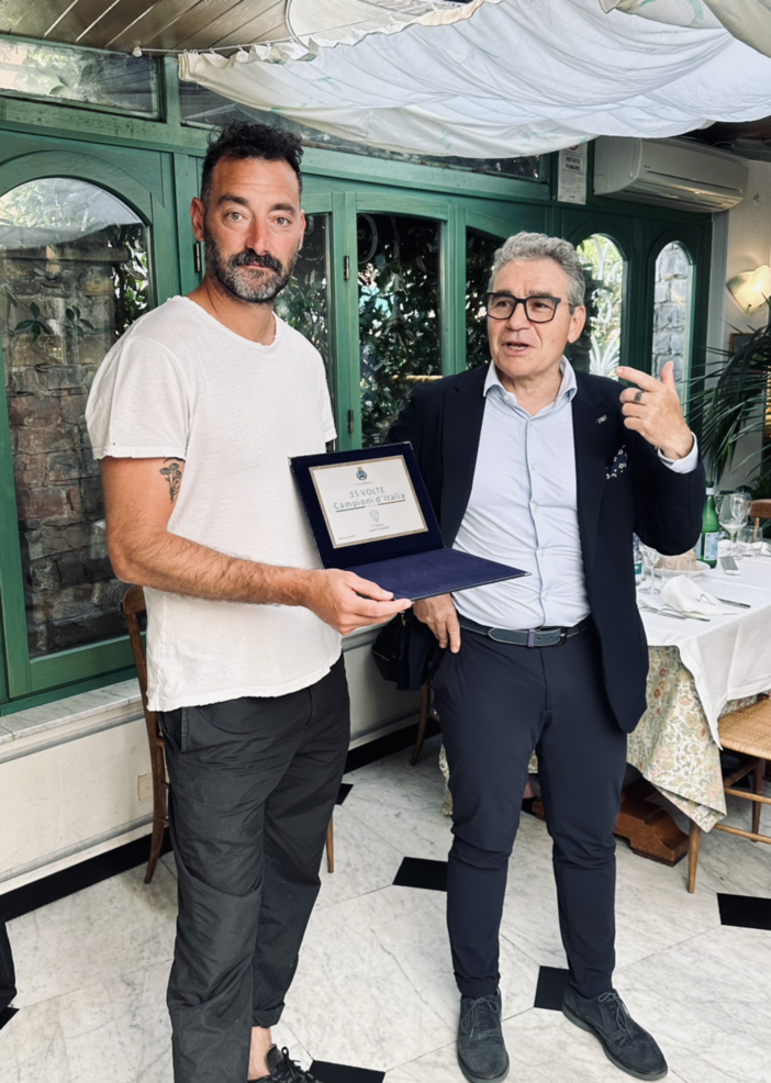 Recco, il sindaco Gandolfo consegna al presidente della Pro Recco una targa ricordo per lo scudetto numero 35 Recco, il sindaco Gandolfo consegna al presidente della Pro Recco una targa ricordo per lo scudetto numero 35