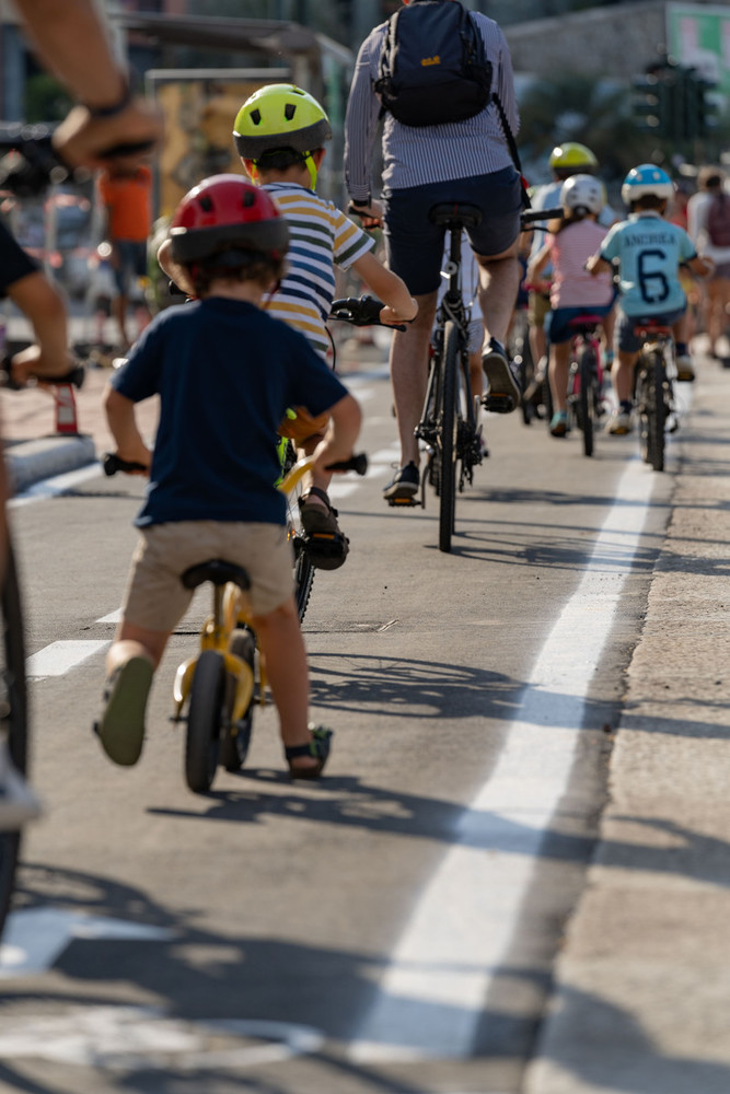 Pista ciclabile di corso Italia, pre apertura del primo tratto per il passaggio dei bimbi del Bicibusauro