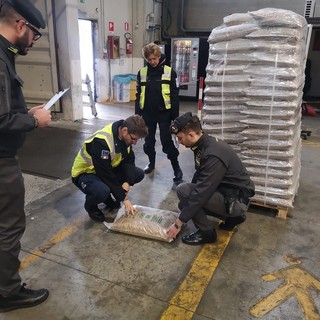 Oltre 120 tonnellate di pellet sequestrate in porto donate in beneficienza per RSA e famiglie in difficoltà Oltre 120 tonnellate di pellet sequestrate in porto donate in beneficienza per RSA e famiglie in difficoltà