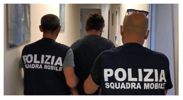 Spaccata in un ristorante di piazza della Vittoria, rubati 4.200 euro e 80 tablet: arrestati due uomini