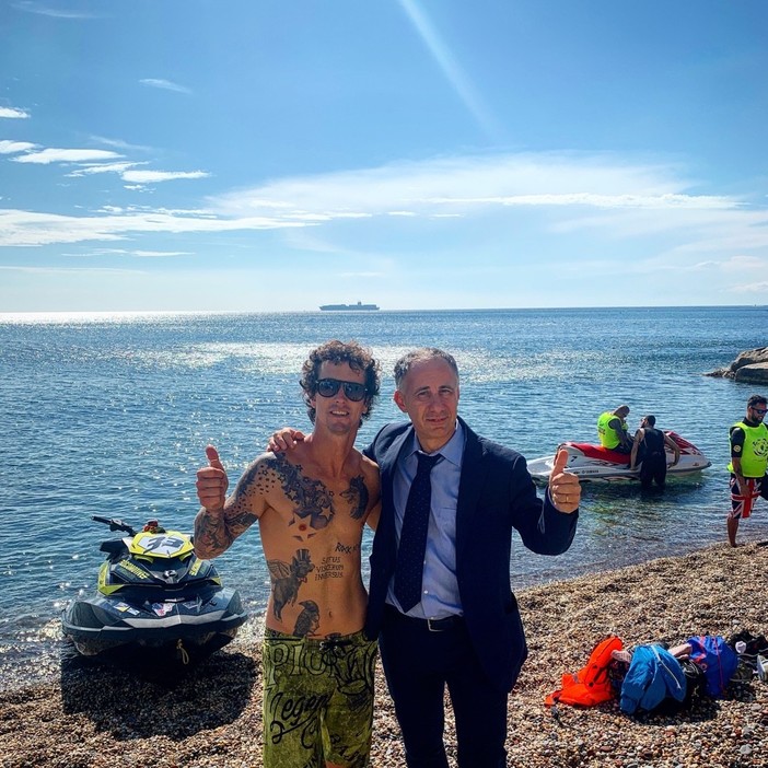 Il progetto "Mare Moto" di Vanni Oddera approda sulla spiaggia del Gaslini di Genova Il progetto "Mare Moto" di Vanni Oddera approda sulla spiaggia del Gaslini di Genova