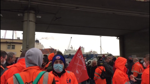 Continua il blocco dei varchi portuali: i lavoratori chiedono ai terminalisti il rispetto degli accordi (VIDEO)