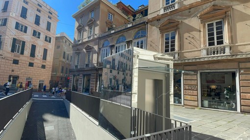 Piazza Portello, il gabbiotto della discordia è stato ricoperto di specchi