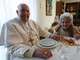 Nella foto papa Francesco nella sua recente visita a Portacomaro (Asti), a pranzo con la cugina Carla Rabezzana Nella foto papa Francesco nella sua recente visita a Portacomaro (Asti), a pranzo con la cugina Carla Rabezzana