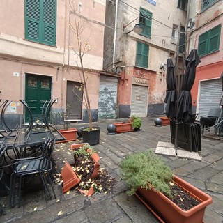 Centro Storico, sporcizia, siringhe abbandonate e fioriere distrutte in piazza Valoria
