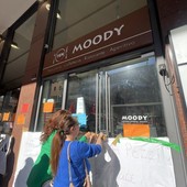 Moody, l’azienda sceglie la chiusura: dipendenti in presidio in largo XII Ottobre Moody, l’azienda sceglie la chiusura: dipendenti in presidio in largo XII Ottobre