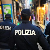 Piazza Banchi, chiede soldi a un passante poi lo scaraventa a terra e gli ruba il portafogli: denunciato Piazza Banchi, chiede soldi a un passante poi lo scaraventa a terra e gli ruba il portafogli: denunciato