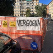 Sestri Ponente, spunta uno striscione con scritto "Vergogna" sul cantiere fermo di piazza Clavarino. Ceraudo: "Chiesti ristori"