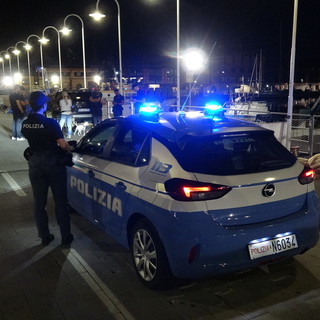 Rubano uno scooter e seminano la polizia in un inseguimento notturno: denunciati