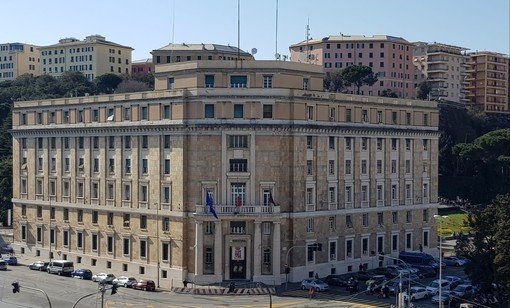 Ubriaco prende a calci il portone di un palazzo danneggiandolo: denunciato un giovane