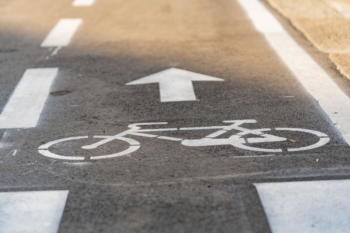 Auto parcheggiate sulle ciclabili, 670 le sanzioni della polizia locale