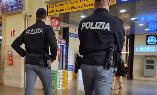 Ruba uno zaino a bordo di un Intercity: fermato venticinquenne di origini algerine Ruba uno zaino a bordo di un Intercity: fermato venticinquenne di origini algerine