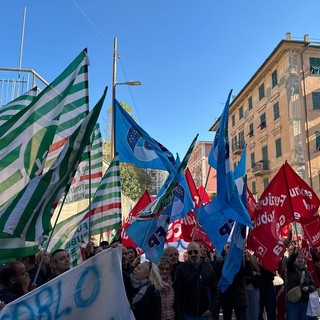 Sanità privata, la protesta a Genova: "Contratti scaduti da 13 anni, situazione intollerabile”