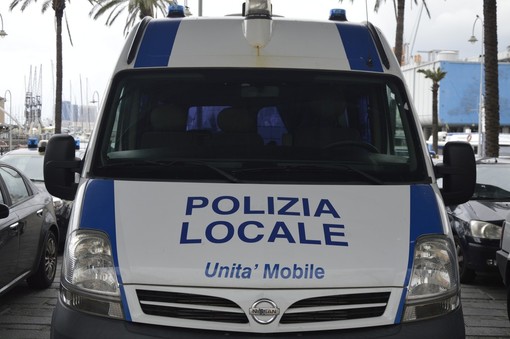 Falso e truffa: la Polizia locale di Genova scopre un prestanome con 92 veicoli intestati