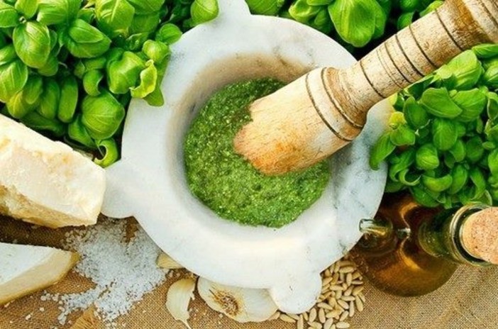 Basilico e mortaio: 1500 bambini e ragazzi imparano a fare il pesto come una volta Basilico e mortaio: 1500 bambini e ragazzi imparano a fare il pesto come una volta