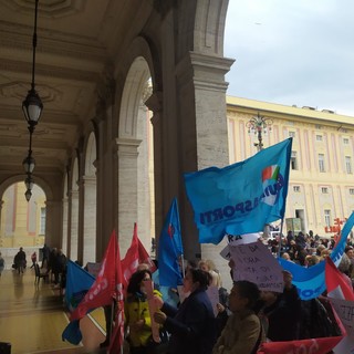 Manifestazione degli Oss per dire no al rallentamento delle assunzioni e alla privatizzazione della sanità pubblica