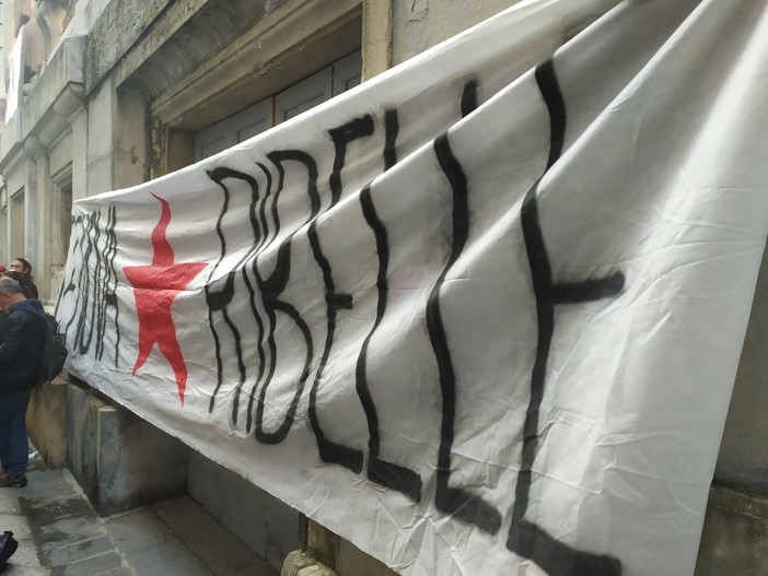 Striscione dei militanti del centro sociale Terra di Nessuno Striscione dei militanti del centro sociale Terra di Nessuno