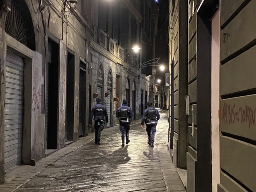 Genova, torna l’incubo criminalità nei caruggi: rafforzati i controlli in centro storico