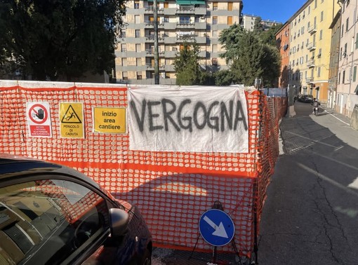 Sestri Ponente, spunta uno striscione con scritto "Vergogna" sul cantiere fermo di piazza Clavarino. Ceraudo: "Chiesti ristori" Sestri Ponente, spunta uno striscione con scritto "Vergogna" sul cantiere fermo di piazza Clavarino. Ceraudo: "Chiesti ristori"