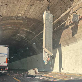 Autostrada A10, paura tra Arenzano e Varazze: camion sradica pannello luminoso che crolla sull’asfalto