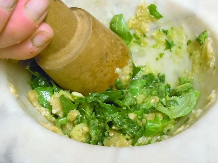 Torna il campionato mondiale di pesto genovese al mortaio Torna il campionato mondiale di pesto genovese al mortaio