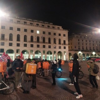 In sciopero i riders di Just Eat: "Organizzazione del lavoro oggi molto difficile e pericolosa" (FOTO e VIDEO)