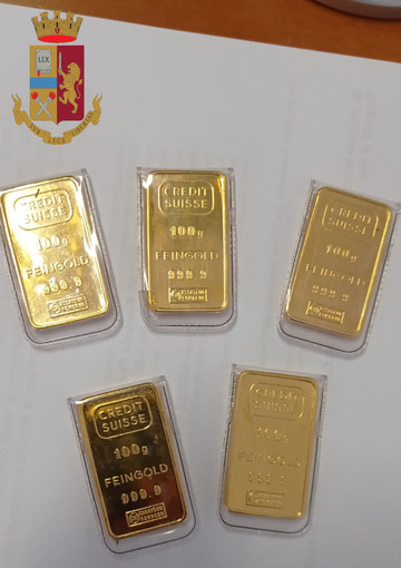Ruba cinque lingotti d'oro durante un trasloco: denunciato un 23enne pregiudicato Ruba cinque lingotti d'oro durante un trasloco: denunciato un 23enne pregiudicato