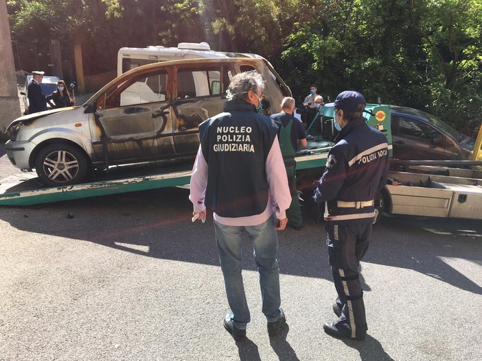 Maxioperazione della polizia locale di Genova contro le auto abbandonate [FOTO]